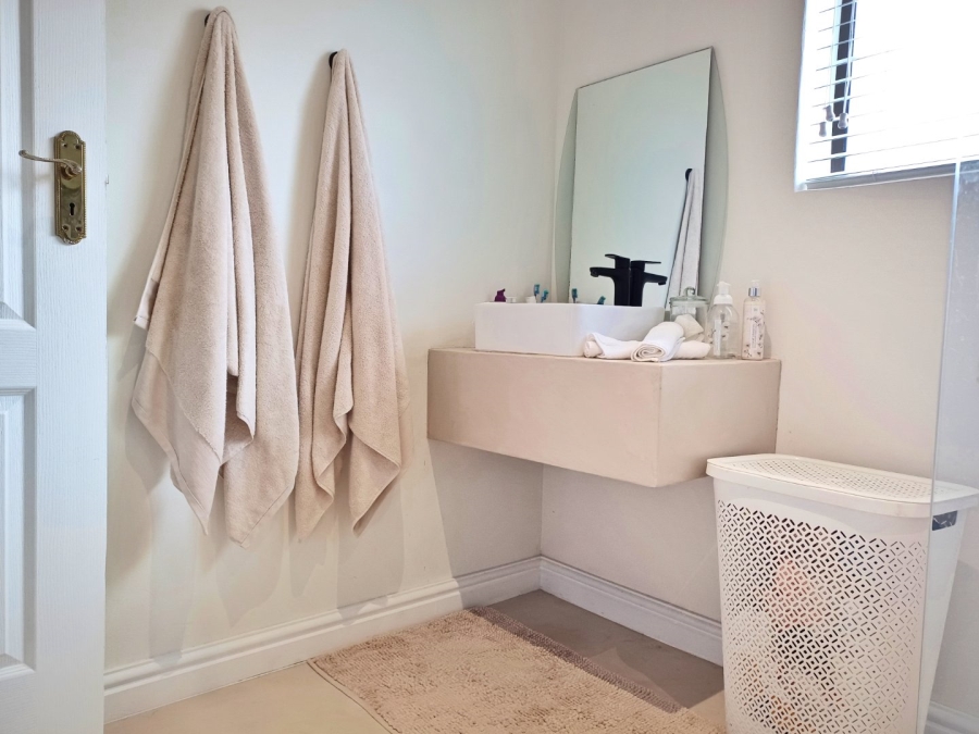 4 Bedroom Property for Sale in Avonddans Western Cape